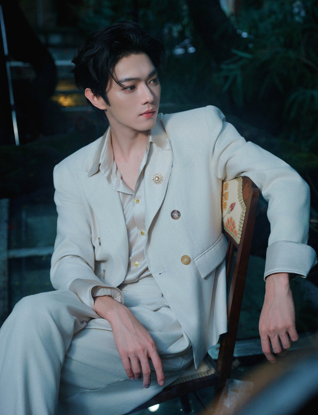 #许凯[超话]#  任凭窗外的秋意与阴雨如何深邃，他独留一片清冽的留白。​