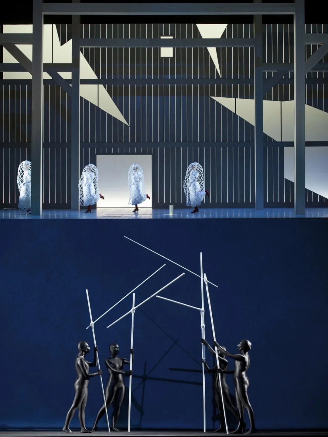 他通过极简的舞台设计、强烈的视觉冲击，打造