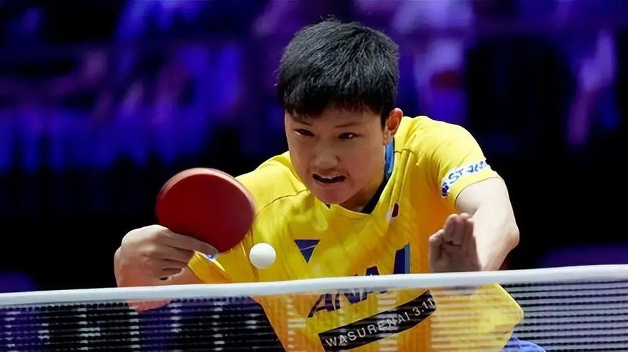 亚运乒乓中日决赛打到晚上十点，男团2比3被日本翻盘八连冠断了，女团3比0横扫却有人说王曼昱那盘赢得比输还悬

王楚钦在第四盘面对张本智和，连丢三局，7比11、4比11、9比11，整盘球没有形成一次有效的战术压制。而就在两个小时前，他刚刚在首盘0比2落后的绝境中连扳三局逆转松岛辉空。同一个人，同一片场