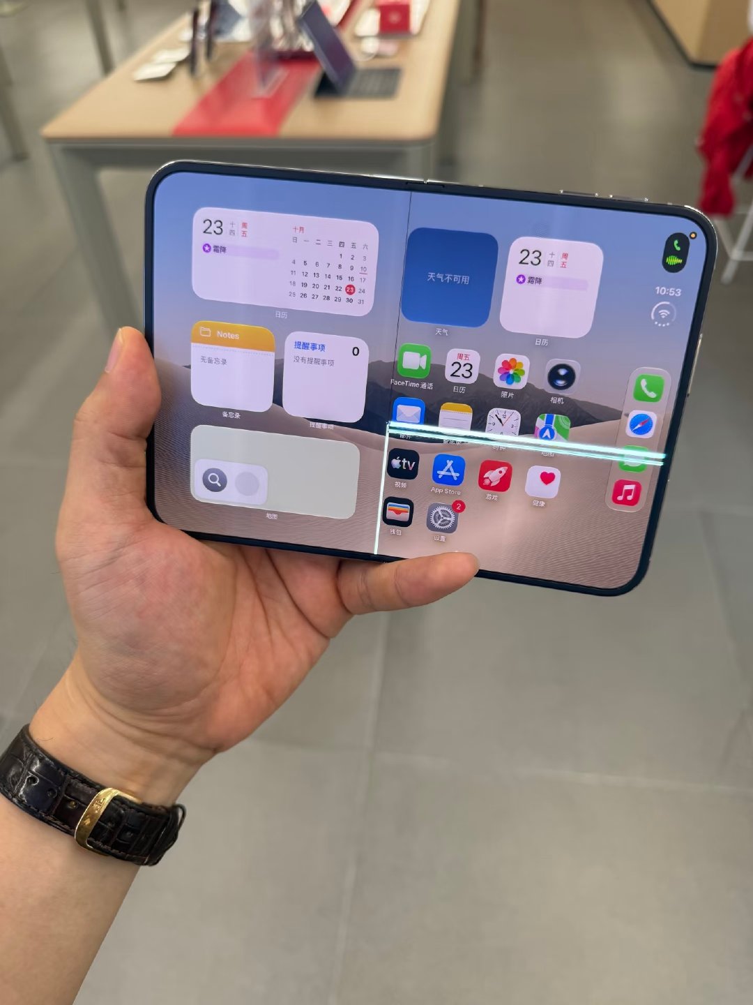 #iPhoneDuo屏幕开裂#现在折叠屏行业技术已经相当成熟，新机刚到手就出现屏幕开裂属实不应该。

新机折叠次数寥寥无几，出厂也经过严苛的折叠寿命测试，按理说不该出现这类硬件故障，初代机型品控翻车，多少有点让人失望[跪了] ​