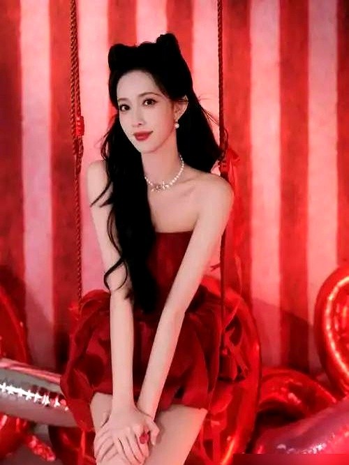 工作顺利还要什么自由？人不能啥都想要。孟子义轻飘飘一句话，直接扯下多少职场人的遮羞布。

综艺镜头前，何炅抛出工作与自由如何平衡的送命题。全场嘉宾还在绞尽脑汁端水，孟子义抓起麦克风直接交底。

这几年她一声不吭，把大制作剧本一本本揣进兜里。当年全网追着骂她作，现在才看懂，人家从头到尾都死死咬住那个核