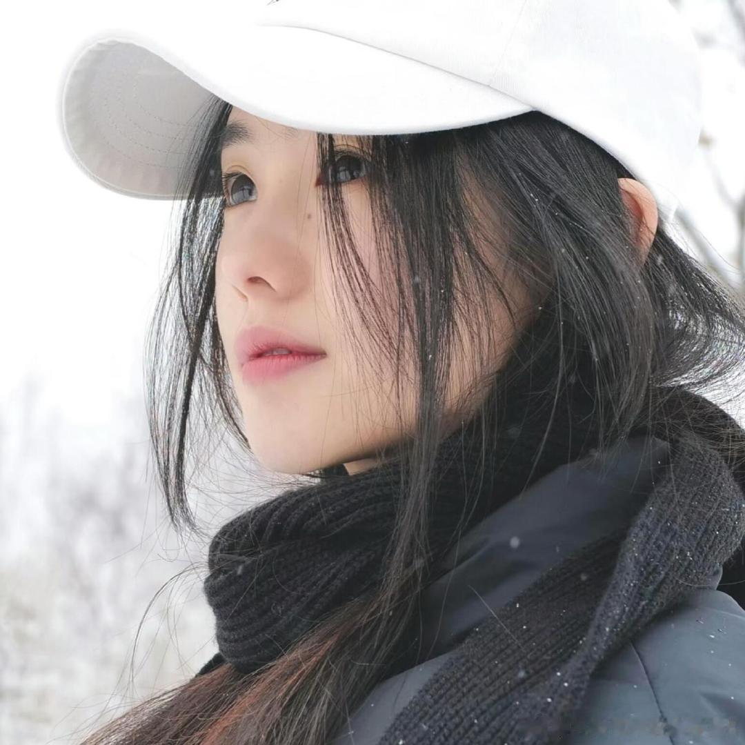 #刘浩存[超话]#  看到你漂亮的眼睛能一直笑 也算我幸福的一种 ​