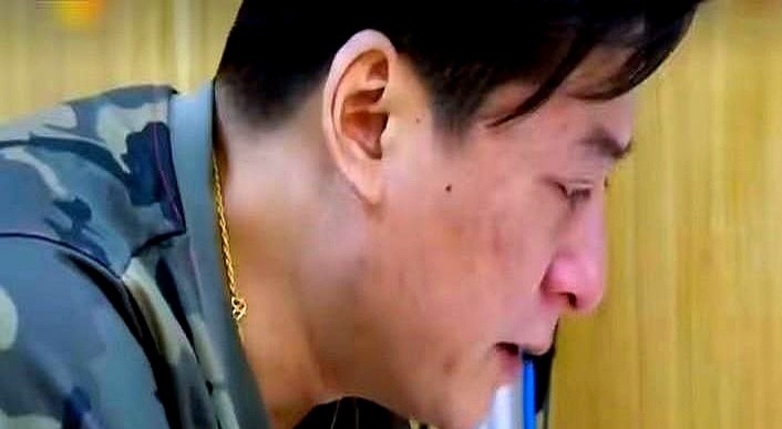 “别把他推到尴尬位置。”

去年，姜妍发声维护前男友朱雨辰，说两人还是好友。他俩2012年公开恋情，交往几年后散了，现在姜妍事业风生水起。

再往前数是2000年，朱雨辰和汤唯挤在大红门的出租屋里。当时朱母看不上汤唯，两人争吵，汤唯提了分手，后来成了国际影后。

如今朱雨辰已经40多岁了。

戏里演