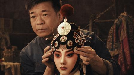 孙浩，引发热议。8月25日，58岁的孙浩，冲上热搜。起因是刘浩存被同剧组演员造黄谣后，孙浩第一个现身评论区，用剧中角色的口吻留言：&34;娃呀，苟师想你啦！&34;就这一句话，没有长篇大论，没有义愤填膺，却让无数网友瞬间破防。先说说刘浩存摊上了什么事。

8月24日凌晨，同剧组演员韩沛颖在直播间里，对着几万观众