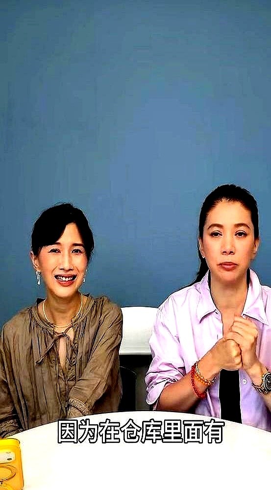 张智霖在家里勒令袁咏仪不许再买，结果人家转头就收了三大箱城市杯。

他算是彻底闭嘴了，包照买，杯子照堆。

后来他在综艺上喊着想退休，网友跑去跟袁咏仪通风报信，袁咏仪直接甩出四个字：“不用管他。”

张智霖自己都纳闷，每年好像赚挺多，又好像没赚，钱不知道花哪儿去了，话语权还都在老婆手里。

老婆在家