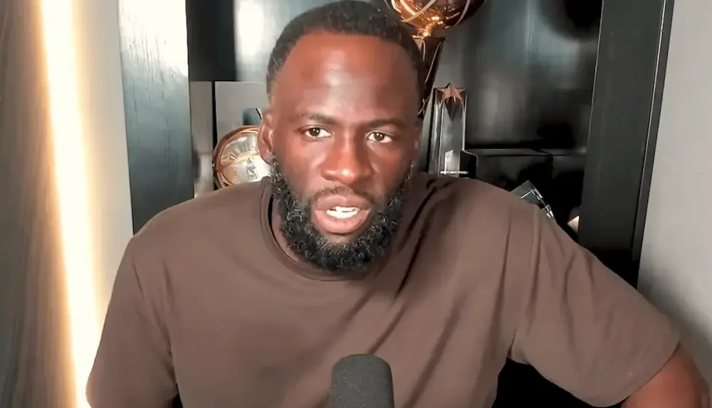 追梦格林一巴掌把迈克尔乔丹的神像扇碎了。他抓着麦克风对着镜头喷唾沫星子，勒布朗詹姆斯才是历史唯一的篮球之神。

可真正值得掰开的，不是谁把谁从王座上拽下来，而是这两种伟大，本来就不是一把尺子能量出来的。

1998年总决赛第六场，乔丹停在半空中的那一投；2016年总决赛抢七，詹姆斯从后场追上的那记封