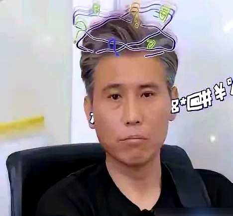 李乃文坐在台下连打哈欠，台上抛出的商业模型简直像天书。

台上站着的是黄圣依。她刚硬扛下了中欧国际工商学院的EMBA硕士答辩。

老友李乃文是专门跑来陪考的。这阵子黄圣依连轴转，白天扎在片场，晚上赶录综艺，硬把缝隙时间全砸进数据和文献里，在满档通告中把学位死死咬了下来。

李乃文一句坐着都犯困，把这