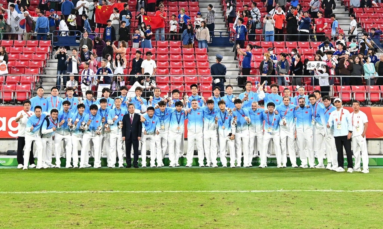 #如何看王楚钦3银成绩登海报引热议#
这有啥争议的？拿眼睛看不就完了。如果非要扯争议，那要我说，亚运U23男足没登上海报，我是不是也得争一争？28年啊，人生能有几个28年。
熬过漫长等待，拼下这枚铜牌，这段故事足够让人记住。好在我们自己制作的海报足够多！鸣谢直播吧、懂球帝等各路体育媒体和媒体 ​