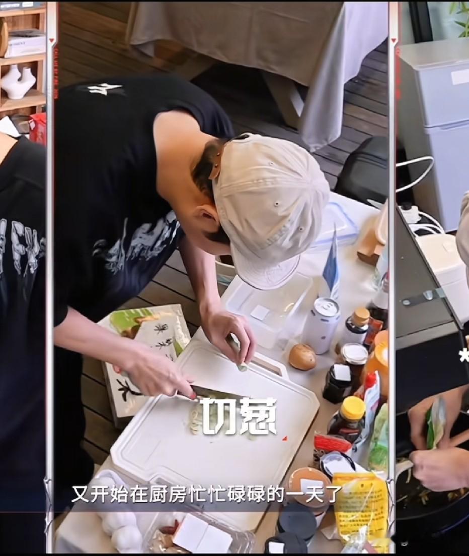 闲不住的阳哥在宿舍大秀东北厨艺，排骨炖豆角、土豆茄子一锅出，满满家常味道，看得人直咽口水。
 
辛辛苦苦炖一大锅排骨，转眼就被队友五分钟光盘，自己一口没捞着，还乐呵呵准备下一顿投喂。
 
台上竞技，台下做饭，朴实接地气，这