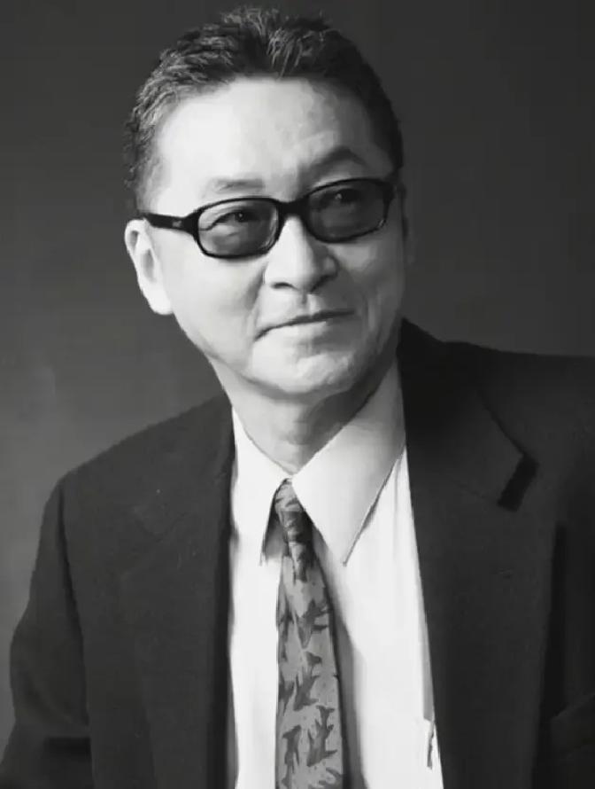 1961年，26岁李敖穷困潦倒，面临吃不起饭的风险时，给胡适写信道：“胡先生，我穷得实在没有办法，两条裤子都进了当铺。”
 
信寄出后的第三天，李敖躺在床上盯着天花板。胃里空得发慌，他翻了个身，把薄被子裹紧了些。窗外雨还在下，滴滴答答敲着铁皮屋檐。
 
有人敲门。
 
李敖没动。房东前两天刚来催过租