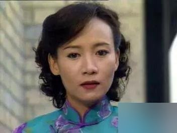 吴君如憋了四十年，当面就问商天娥：阿珂凭什么是你演？
84版《鹿鼎记》选角内幕，吴君如一直没放下。她直接在节目里点破，说当年监制李添胜喜欢商天娥，角色就定了。没有试戏，没有竞争，一句话的事。
商天娥没接这茬。她最近露面，是去红馆看谭咏麟演唱会。粉衬衫，牛仔裤，拿着发光星星，谁拍都配合，状态松弛得