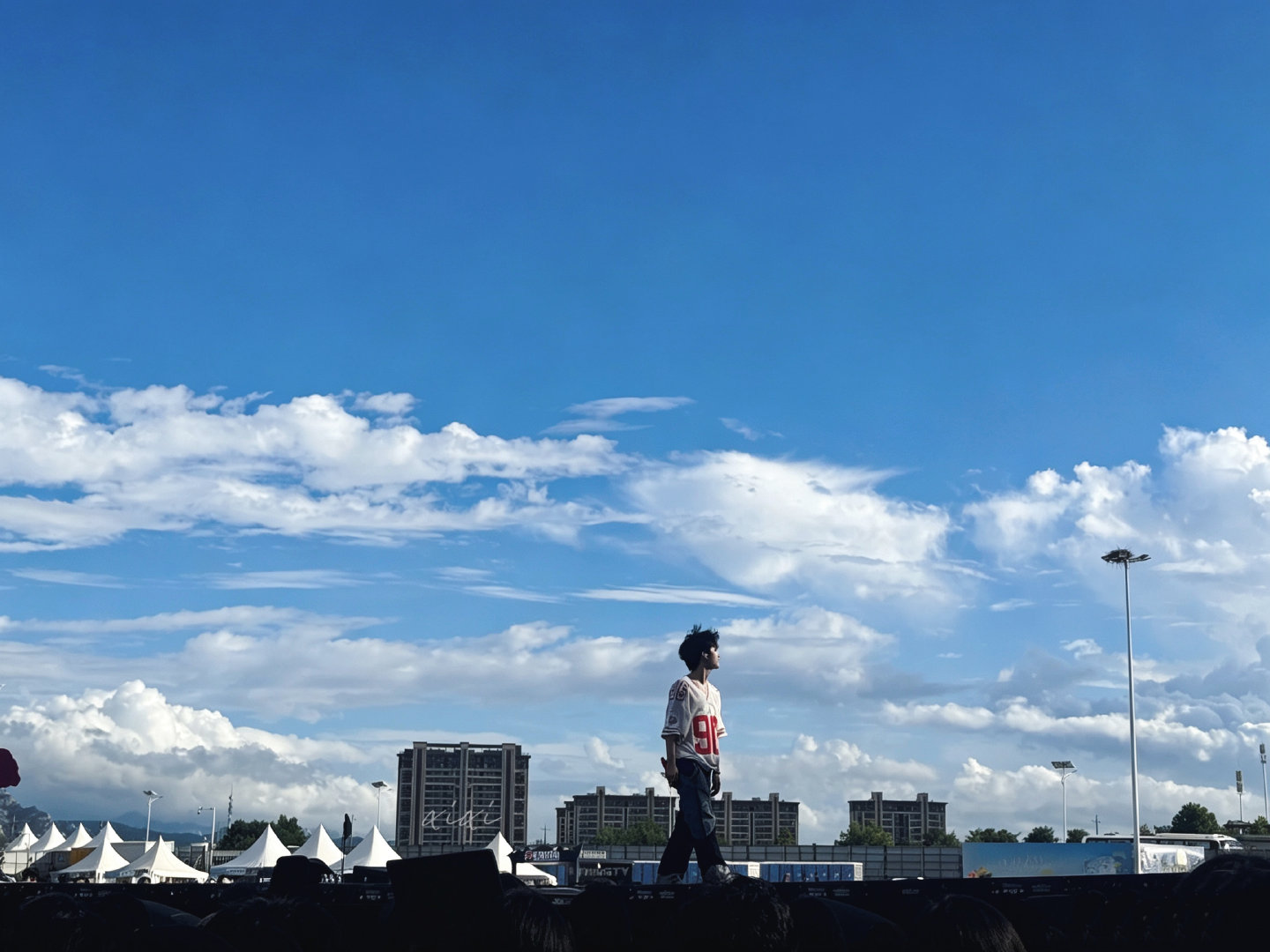看黄誉博音乐节真实感受
好帅好会带动氛围🤣
看爽了🤞🏻
📸（现场看跟这个天空在一起真的绝帅 ​