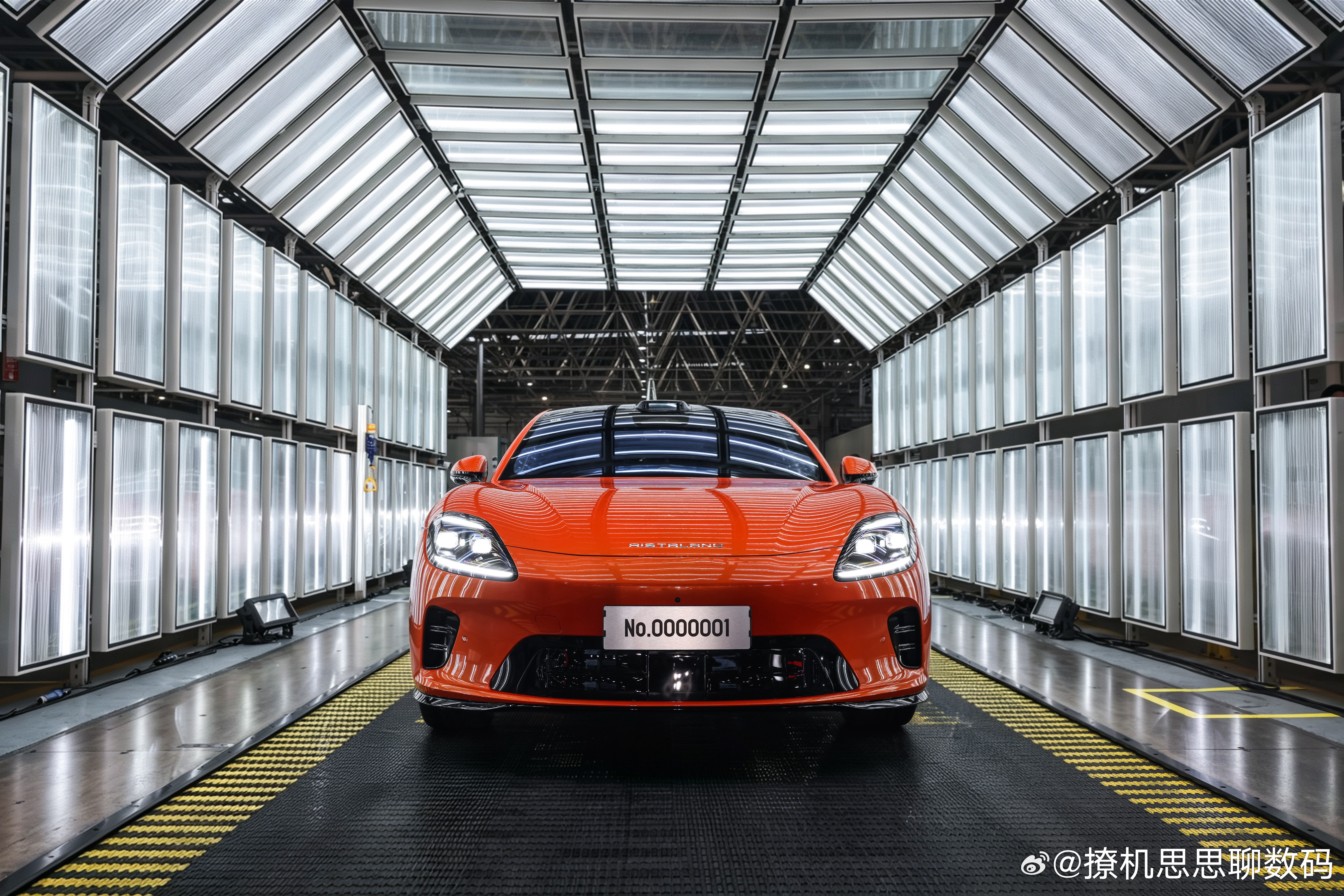 重磅消息，启境GT7首台量产车今日下线，交付稳了。一边是广汽成熟造车工...