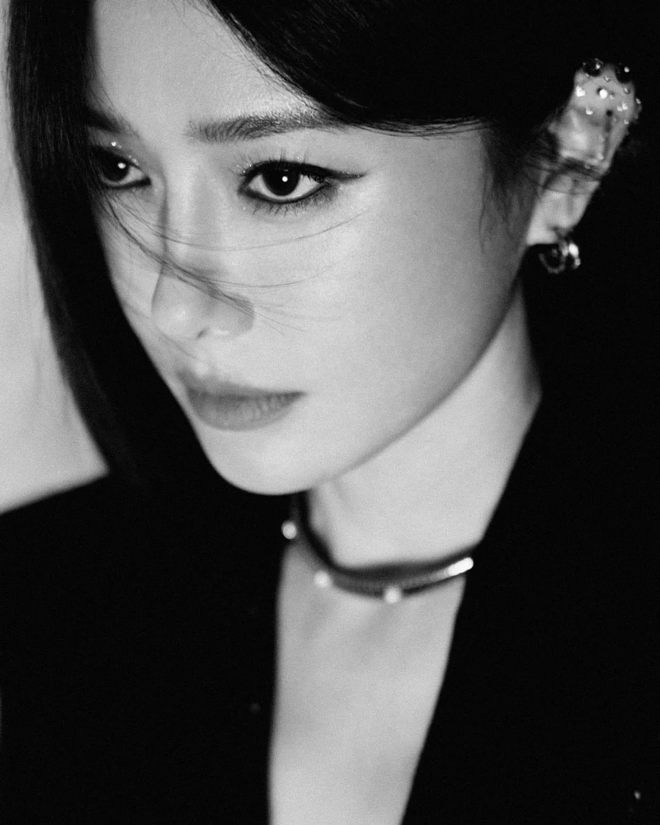 给秦岚化的耳廓碎钻烟薰妆