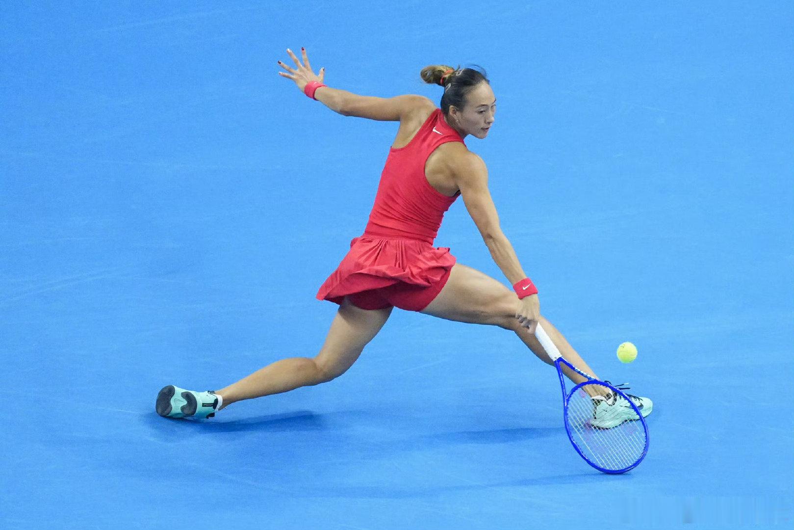 在昨晚结束的2026中网女单半决赛中，郑钦文以7-5/6-2直落两盘击败梅尔滕斯，历史性成为首位晋级中网女单决赛的中国本土选手，她将在今晚与4号种子安德列娃争夺冠军。  一、半决赛战果与历史突破- 直