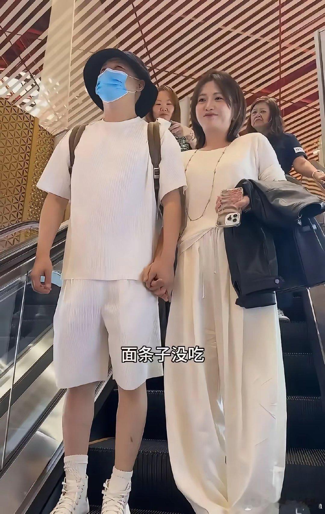 包贝尔出轨风波后首现身
包文婧把他的手牵得更紧了，生怕他被别人抢走了 ​