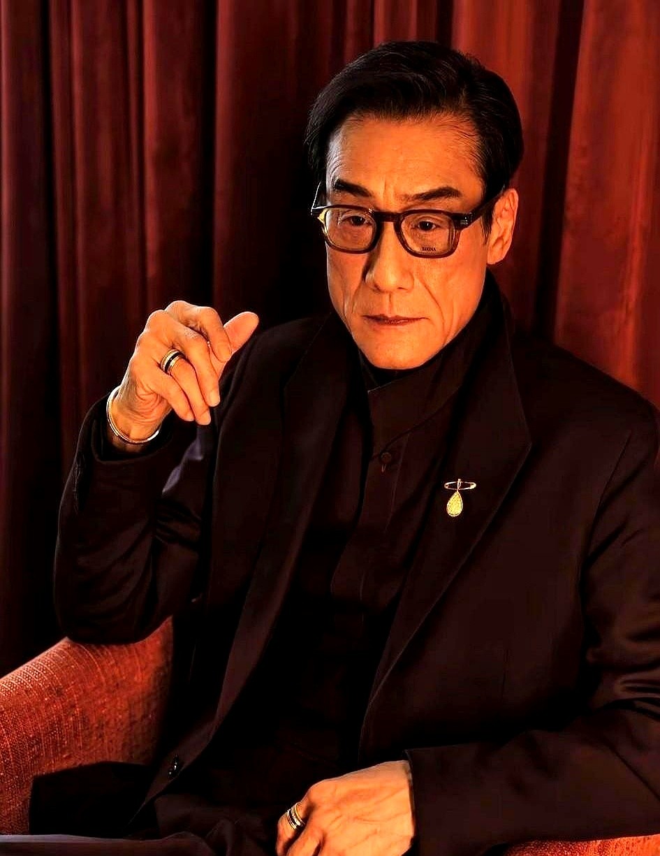 拿了无数个影帝的梁家辉，在片场被导演一句话给否了。

拍《风林火山》时，他本想掏出压箱底的套路，导演却摇头。那一刻他懵了，脑子里一片空白，当年演咸丰帝、周淮安攒下的经验全成了废纸。

他干脆把脑子里的东西全倒掉，把那个叫狄文杰的角色揉碎了咽进肚子里。没想到，这一清空，反而演出了他这辈子最满意的戏，直