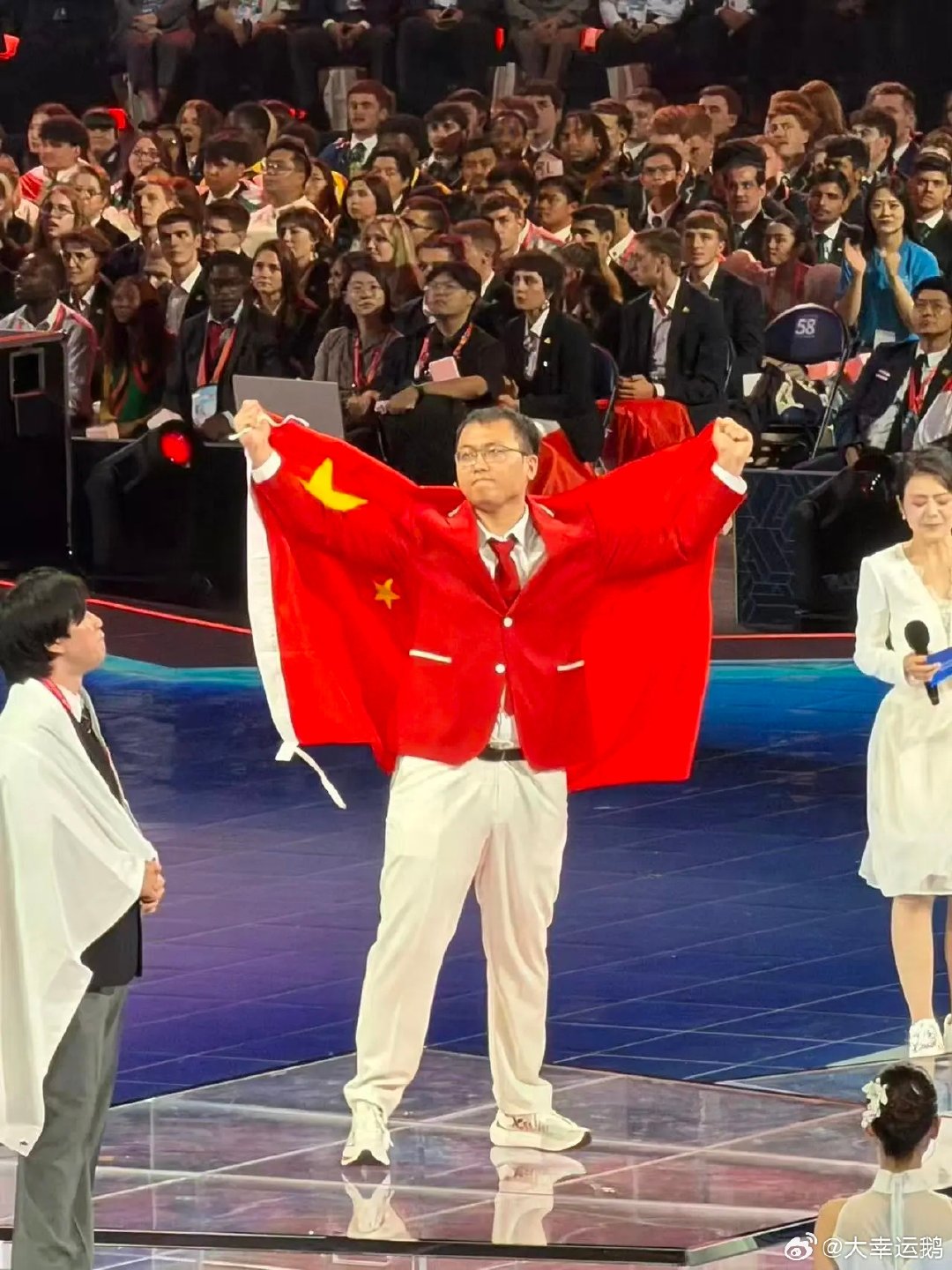 #上海交大李金泽世赛夺金#
可喜可贺，985上海交大AI本科生李金泽，站上世界技能大赛最高领奖台，拿下这块开创性金牌！

从上海选拔赛，全国赛一路第一，层层闯关，四天高强度对决顶住压力；

学霸不只会纸上谈兵，更是理论+实操都落地，这才是新时代技能人才！ ​