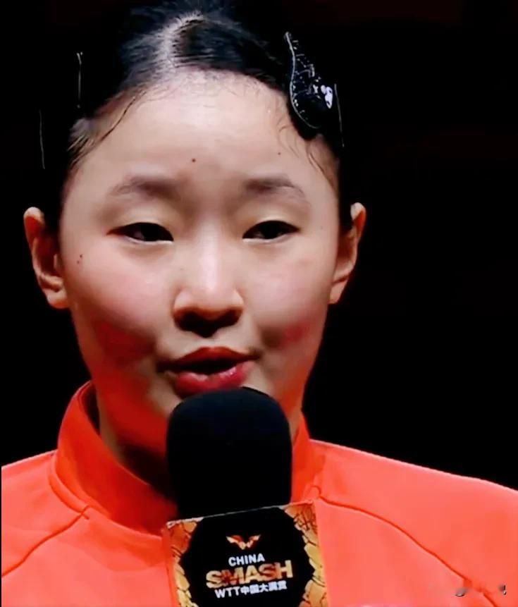 张本美和终于不再掩饰了！我前天才提到她近来变得低调谦和，这次北京大满贯也没像亚运会前那样放话要包揽四金，可今天逆转击败王艺迪之后，她直接放出了要拿下冠军的豪言。
其实这也完全在情理之中，孙颖莎因伤提前出局，王曼昱又比她年长九岁，再加上搭档松岛辉空登上世界第一的激励，作为世界排名第三的选手，她生出争冠