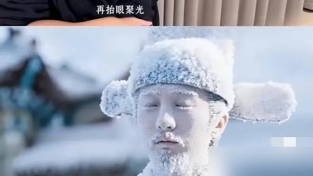 横店40度，他穿着十几斤的棉袍在太阳底下站了一天，汗顺着裤腿往下淌，一句怨言没有。
《兰香如故》里牛骏峰演韩粱，一个不起眼的配角。结果“隔墙哭”那场戏直接冲上热搜，全网跟着他掉眼泪。
大结局更狠，韩粱活活冻死在宫门口，雪地里那一段，弹幕全在骂编剧没心。
别人嫌戏份少，他嫌自己演得不够细。没背景