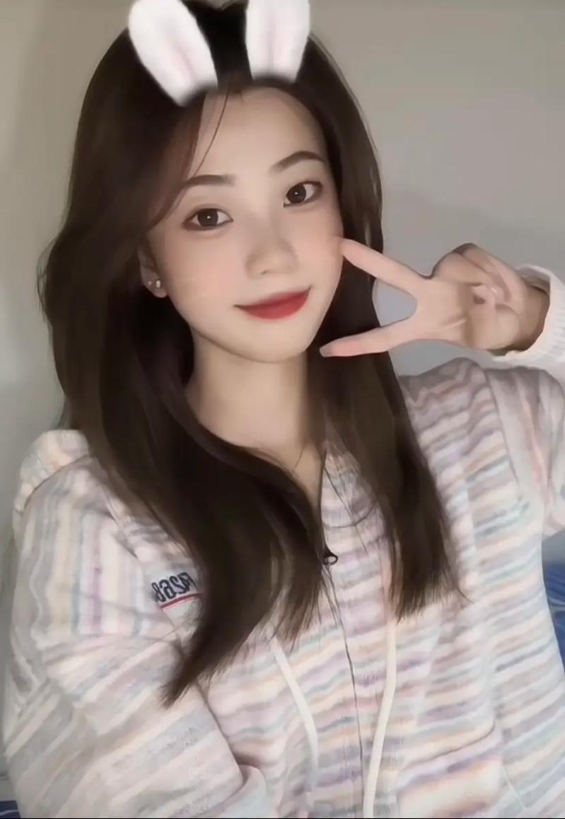 公公第一次来城里，背着个散发着怪味的蛇皮袋，进门就把袋子直接扔在了我那...