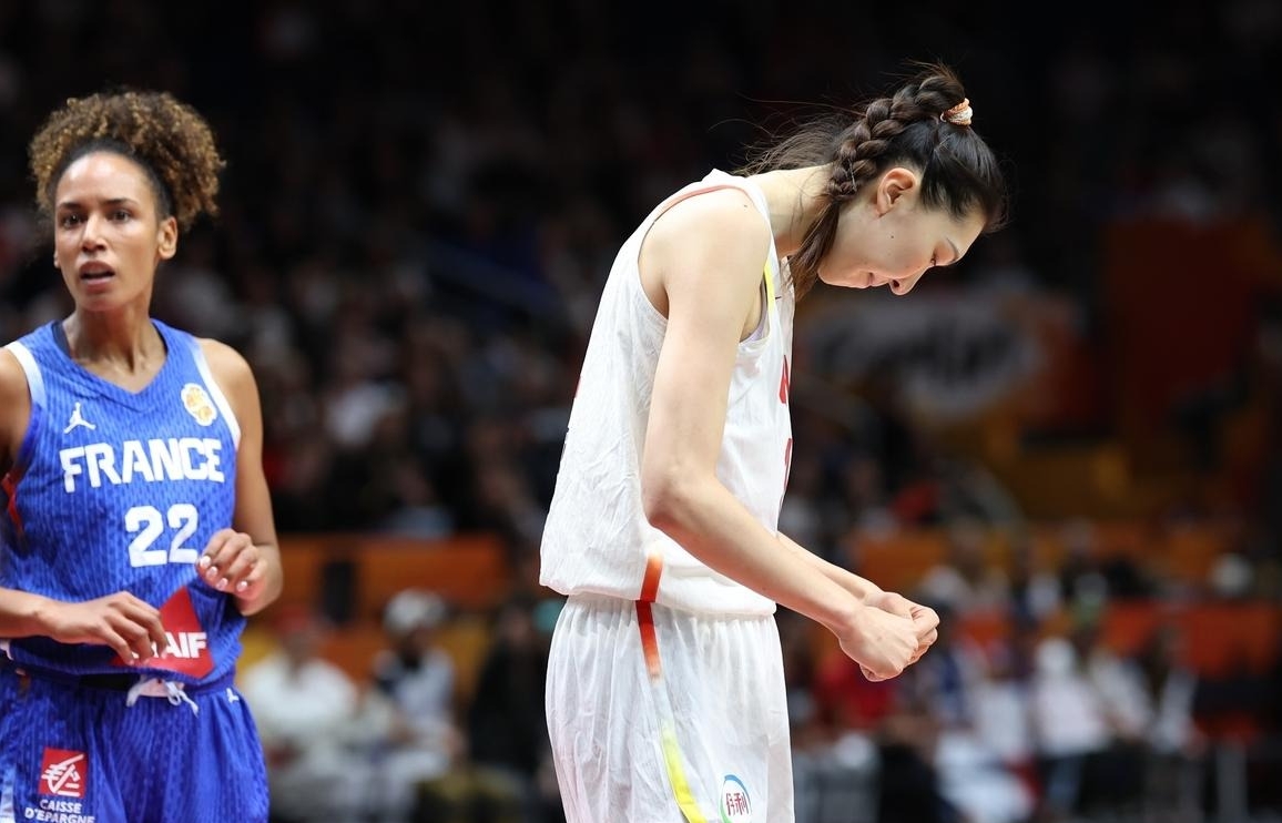 61-90！中国女篮惨败法国，不是韩旭不行，是打法落后了十年
61比90，这不是比分，是一份诊断书——中国女篮的战术体系，还在2016年打转，而法国队已经换了一茬血液。

翻开技术统计，韩旭21分9篮板，杨舒予19分5助攻，数据并不难看。但看看对面法国队——首发五人全有三分投射能力，全都能持球推进，