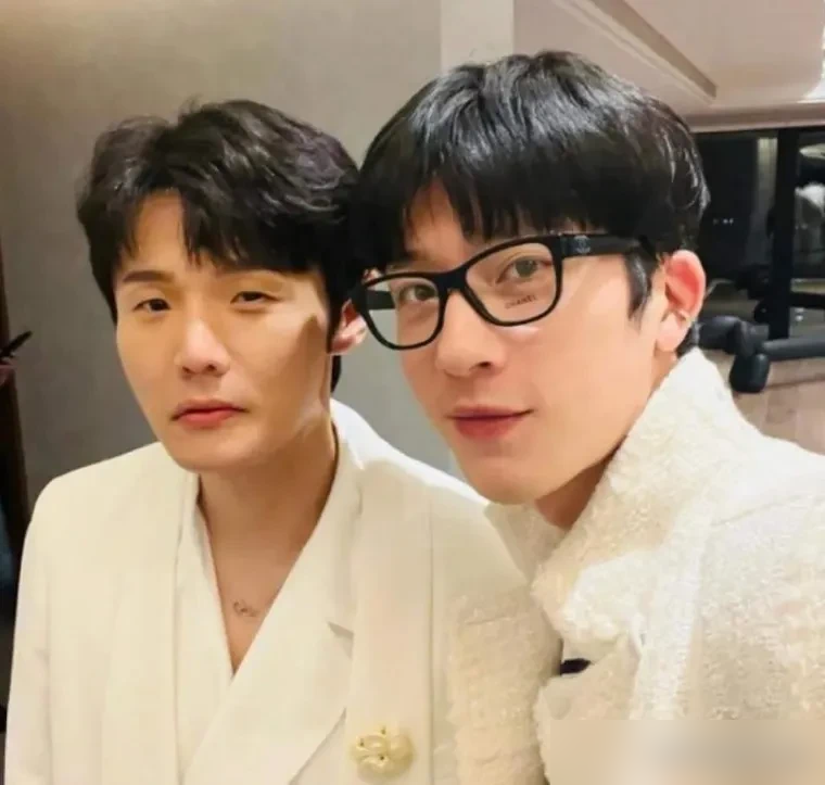 半个娱乐圈明星，都追着找井柏然装房子。
吴磊说要照他家装，井柏然特意跑家具市场，拍实图标价格做清单整份送过去。
白敬亭买房抄他的设计师方案，还收到他闪送的同款沙发，何炅随口夸地毯好看，十几天就铺上了同款。
李荣浩找他设计完柜子，转头直接砸24万，包了他新剧全场。
名利场的顶配交情，从来都是你
