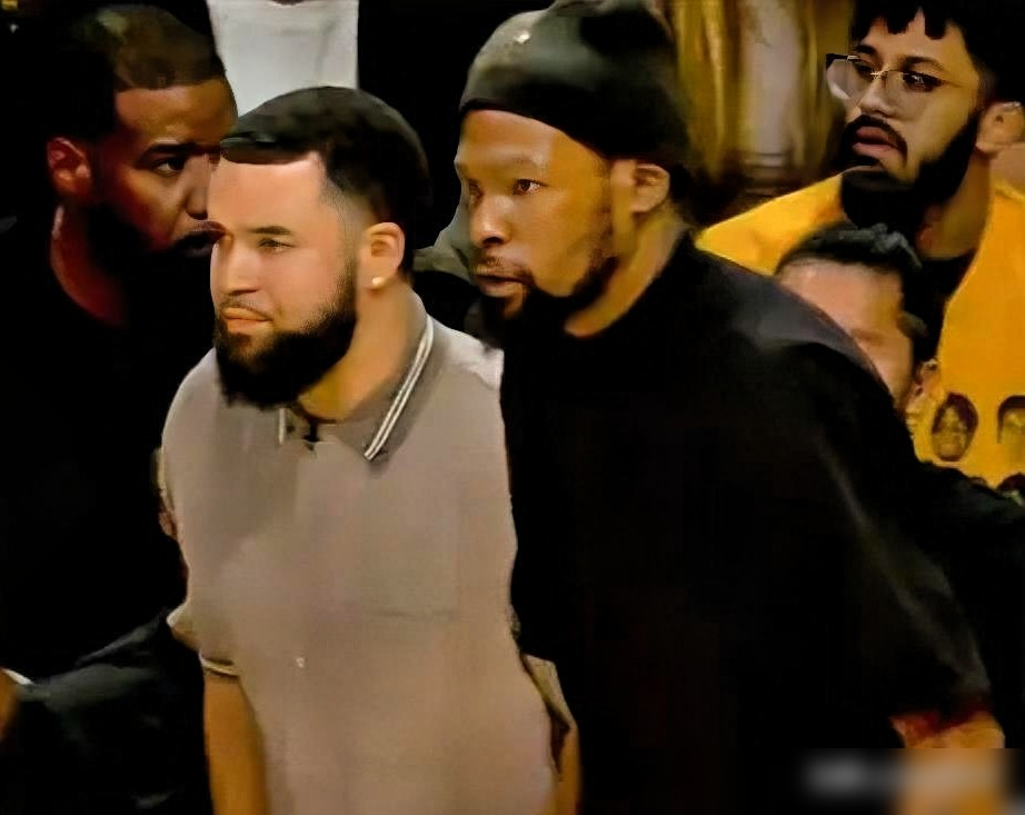 杜兰特疼得膝盖弯不了，但火箭更衣室的心病，比他的伤更要命。 你以为缺...