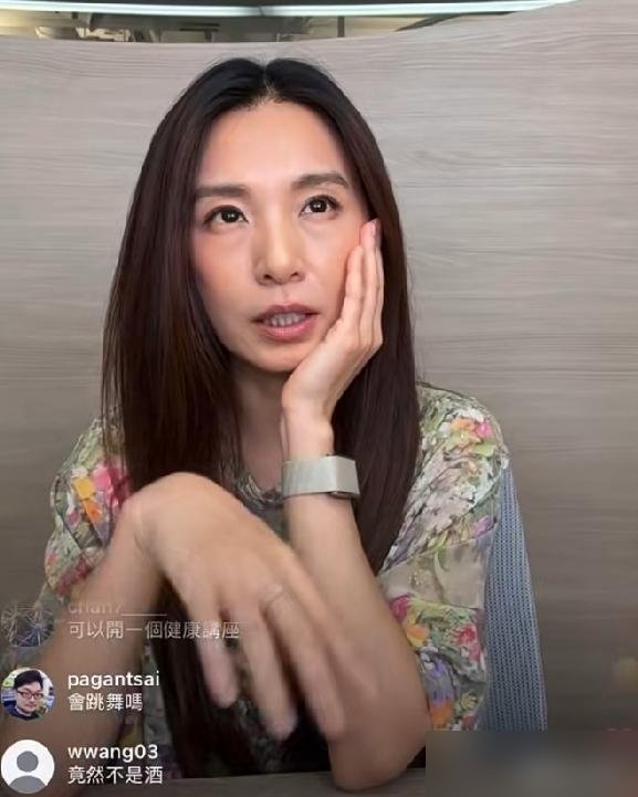 田馥甄直播截图被疯传，43岁脸垮得真狠，泪沟法令纹全出来了。
搁以前谁敢信，这是那个把养生当信仰的人。戒糖、早睡、护肤一步不落，结果该垂还是垂。
但你看她刚官宣的动静，新专辑《要去什么地方》远赴法罗群岛拍视觉，12月小巨蛋连开6场。售票今天就截止登记，实名制抽选，最低800块，照样抢破头。
人