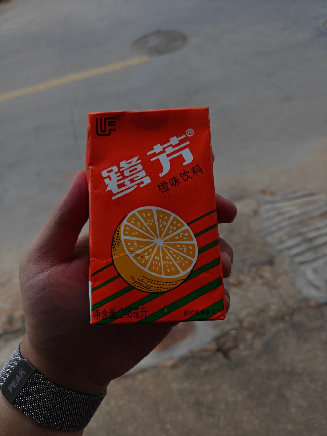 我真是醉了，我就说这两天发质怎么这么差。
我娘给我浴室放了两瓶沐浴用品，我先入为主的以为是一个洗发露一个沐浴露，拿了一瓶看是沐浴露，默认另一瓶是洗发水了。
要不是刚刚出门喝了点小酒代驾回家，我有点分不清哪瓶是洗发水找了一下发现全是沐浴露[无聊] ​