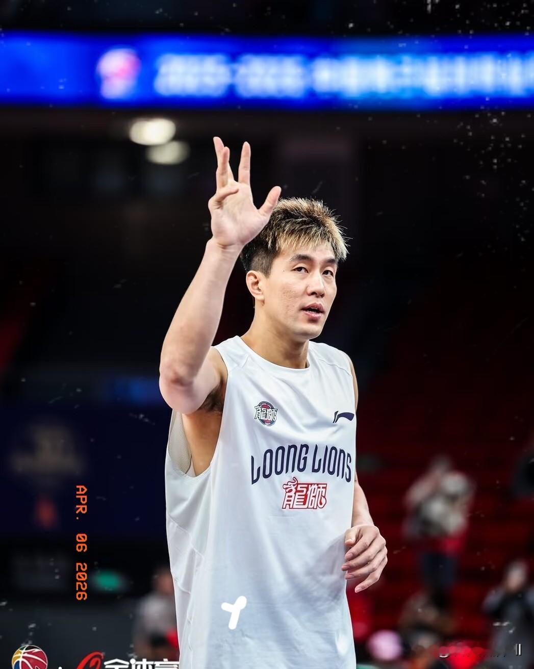 郭艾伦被骗这事，撕开了不少人心里那层体面。  一个身价千万、见惯了大场...