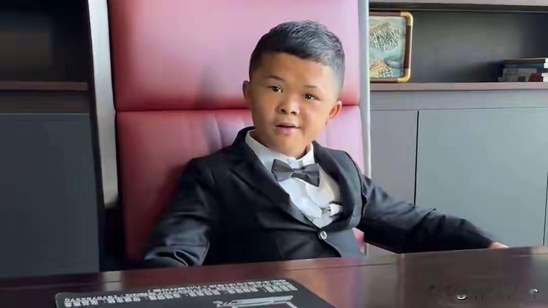 范小勤演短剧了，而且还是霸总男一号，他是低智商加矮小症，没想到财运却很好，他是真的靠脸吃饭。

一人得道鸡犬升天，范小勤表哥也发财了，连带着范小勤哥哥爸爸都有钱了。

范小勤观众缘很好，网友表示充会员也要看，主要那张脸就是首富脸，观众喜欢看范小勤演霸总。

网红时代流行多元化，什么样的人都有人看，和