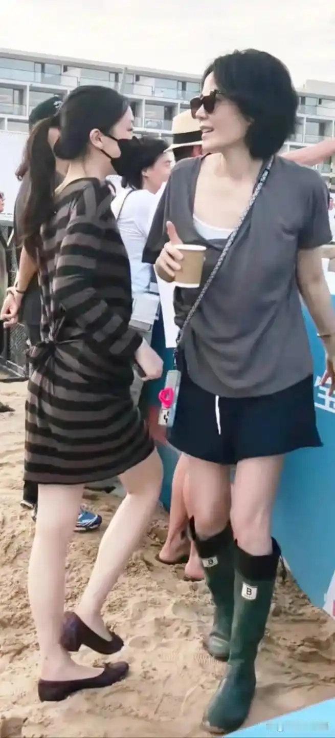 李嫣现身阿那亚！素颜黑长直太嫩，与宋妍霏同框抢眼 ​
