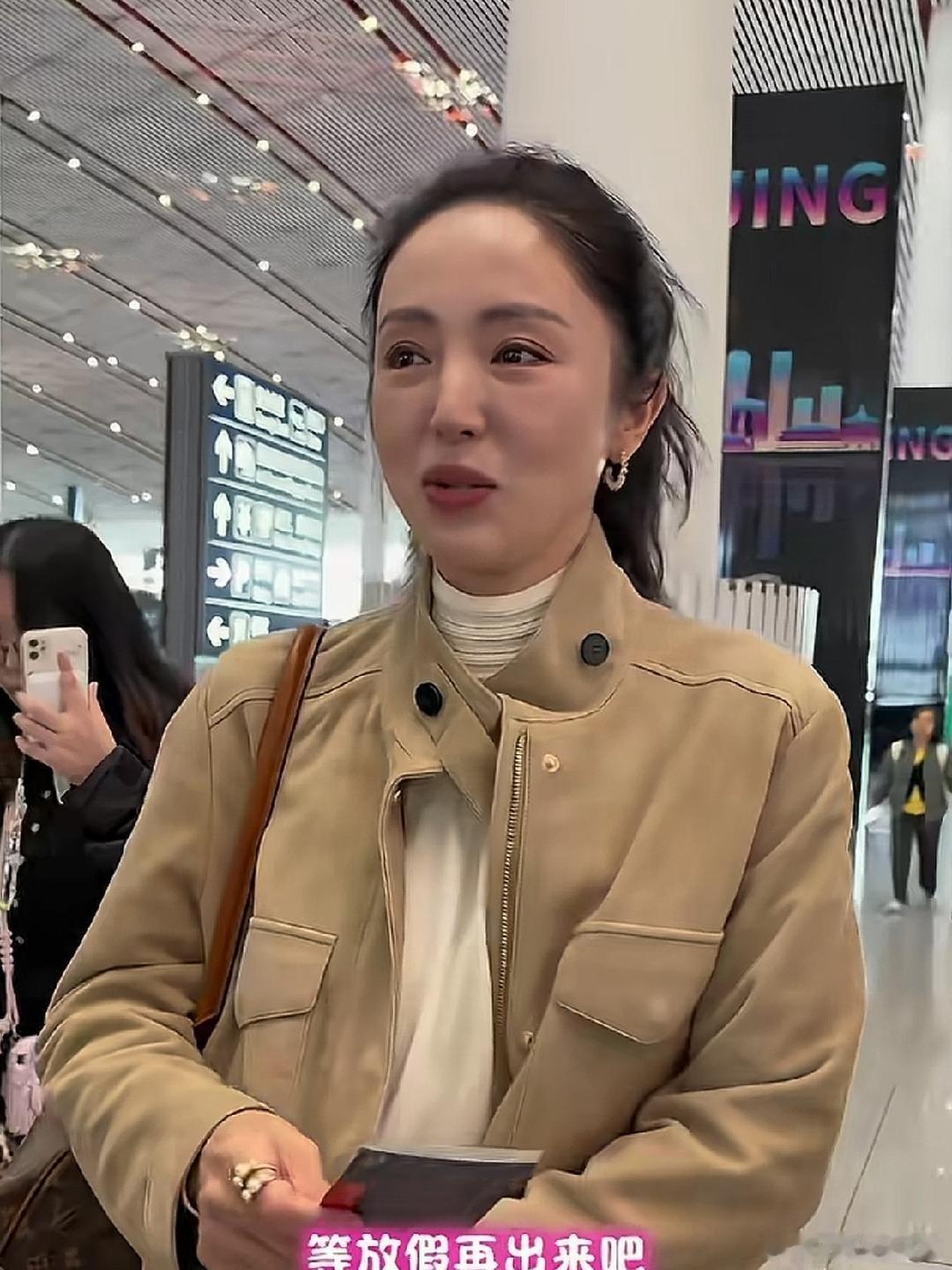 记者问董璇“小酒窝最近在干嘛呢？”董璇一脸无奈说“她现在可老实了，每天就老老实实上学，等放假再出来吧。” ​