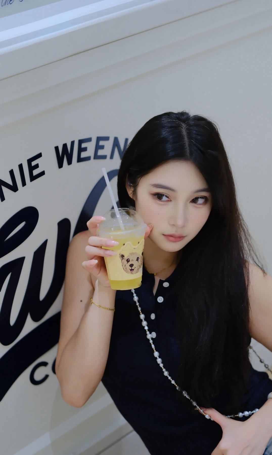 普拉提女孩在高浓度小熊咖啡店