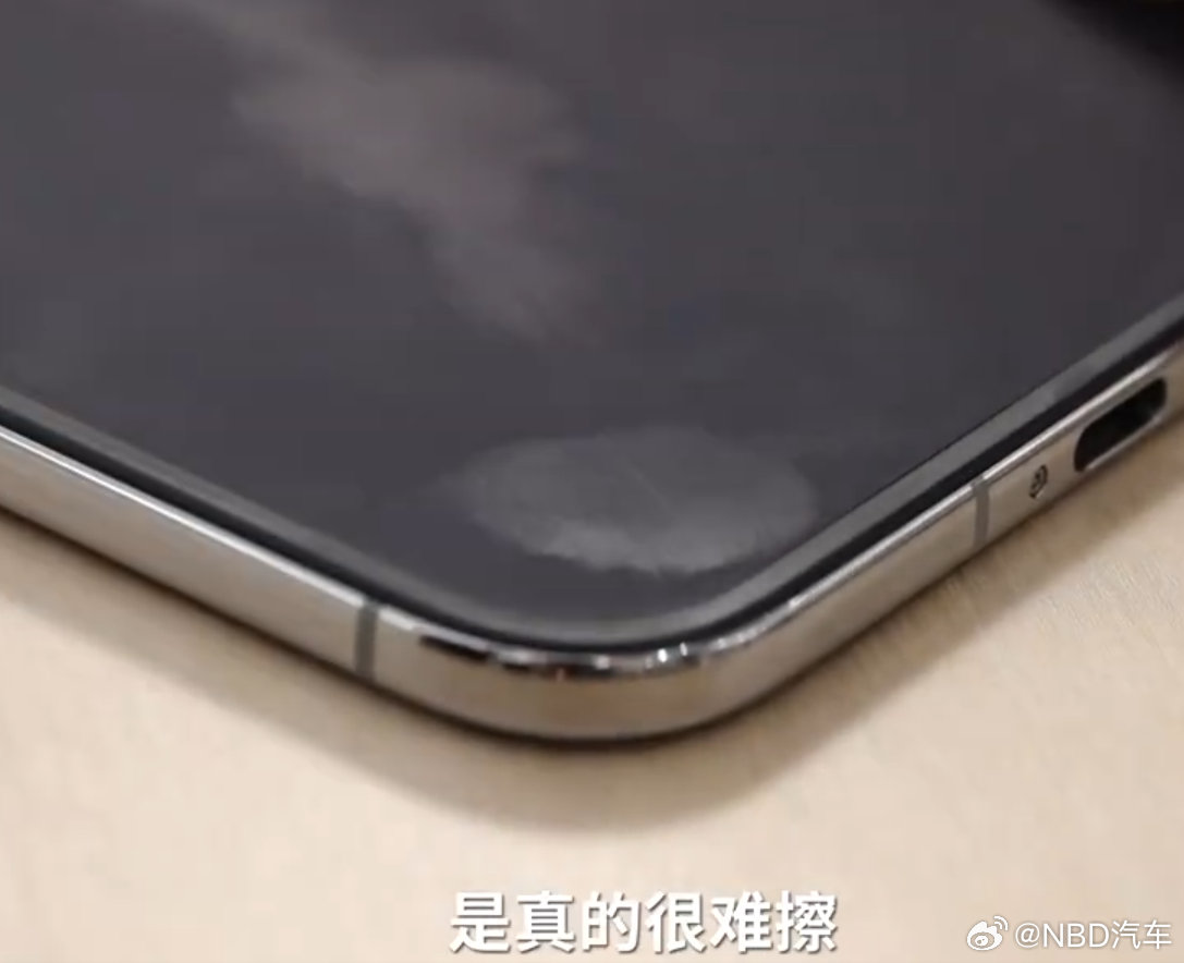 #iPhoneDuo容易粘指纹#【影视飓风测评iPhone Duo：不用担心坐弯或者坐断，内屏沾上指纹很难擦干净】#iPhoneDuo测评来了#10月21日，据白鹿视频消息，苹果首款折叠屏手机iPhone Duo将于10月23日正式发售，新机评测也于今晚解禁。

博主影视飓风发布iPhone Duo测评视频，称：“这次我们为iPhone Duo准备了 ​