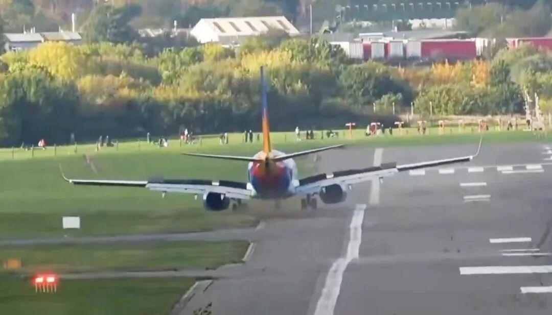 【捷特二航空波音737伯明翰机场遇强风滑出跑道】
捷特二航空LS1310航班，由威尼斯飞往伯明翰，机型波音737-800，注册号G-JZHE。受博埃洛风暴强侧风影响，飞机着陆滑跑时偏离跑道，左侧起落架滑入草坪。机组处置稳妥，飞机重返跑道后滑至停机位，机上无人受伤。机场短暂管控，英国航空事故调查局已启动 ​