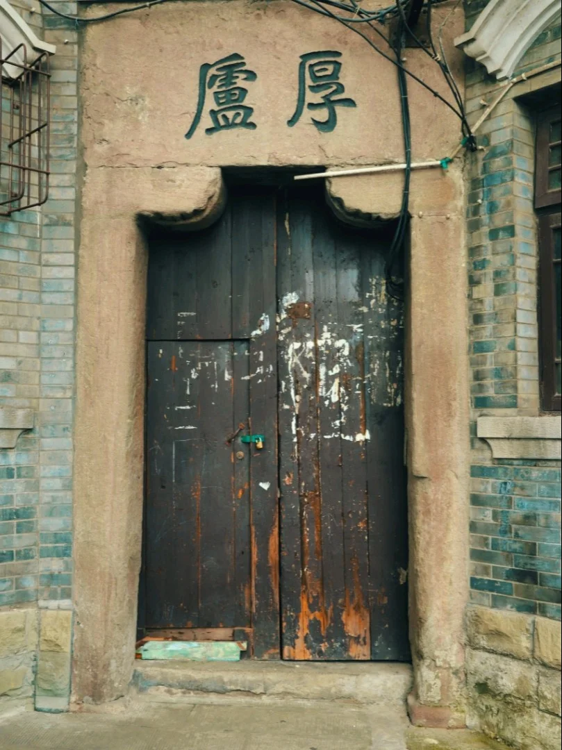 山是一座城，城是几座山，用你的脚步丈量重庆！从南滨路到山城步道，连接的不仅仅是东