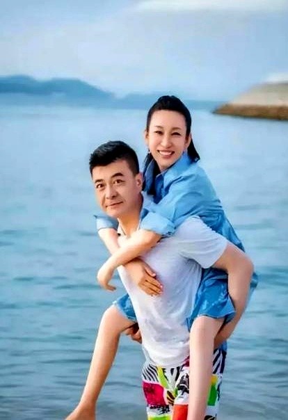 40岁的秦海璐，每天早上连袜子都不会自己穿。

王新军做好早餐，点开小说音频放枕边叫她起床，接着蹲下身帮她套上袜子，顺手铺床。秦海璐只需刷牙看小说。

外人调侃她生活不能自理。可早年打拼娱乐圈的秦海璐出了名的要强，靠演技拿下一圈大奖。但在王新军面前她直接卸下铠甲，坦言向往吃睡度日。

娱乐圈多少夫妻