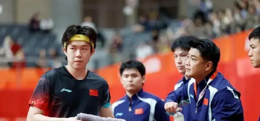国乒男团32年首次丢金第4天，王楚钦三项决赛全败拿三银，马琳说场外因素控制不住，张本智和一句话揭了老底：日本等这天等了十年。
丰田市综合体育馆的记分牌定格在2比3，松岛辉空拿下制胜分后，整个场馆爆发出的嘶吼声几乎要把屋顶掀翻。王楚钦站在球台边低头沉默，他刚刚在第四盘被张本智和0比3完败，直接把比赛拖
