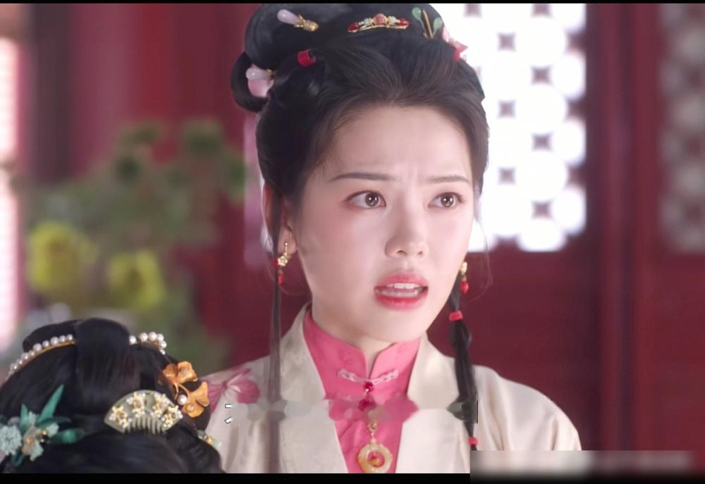 谭松韵这回被骂惨了，眼白多、黑眼仁小，三十秒没台词差点被说成宕机。
《兰香如故》豆瓣7.5，央视八套播着，口碑却劈成了两半。夸的说她那段恐惧戏，光靠眼神和微表情就立住了，克制，有层次，人物没崩。骂的直接甩截图，说惊讶全靠瞪眼，情绪起伏像卡了壳，旁边配角一衬，更显得她接不住戏。
说白了，这剧实景漂