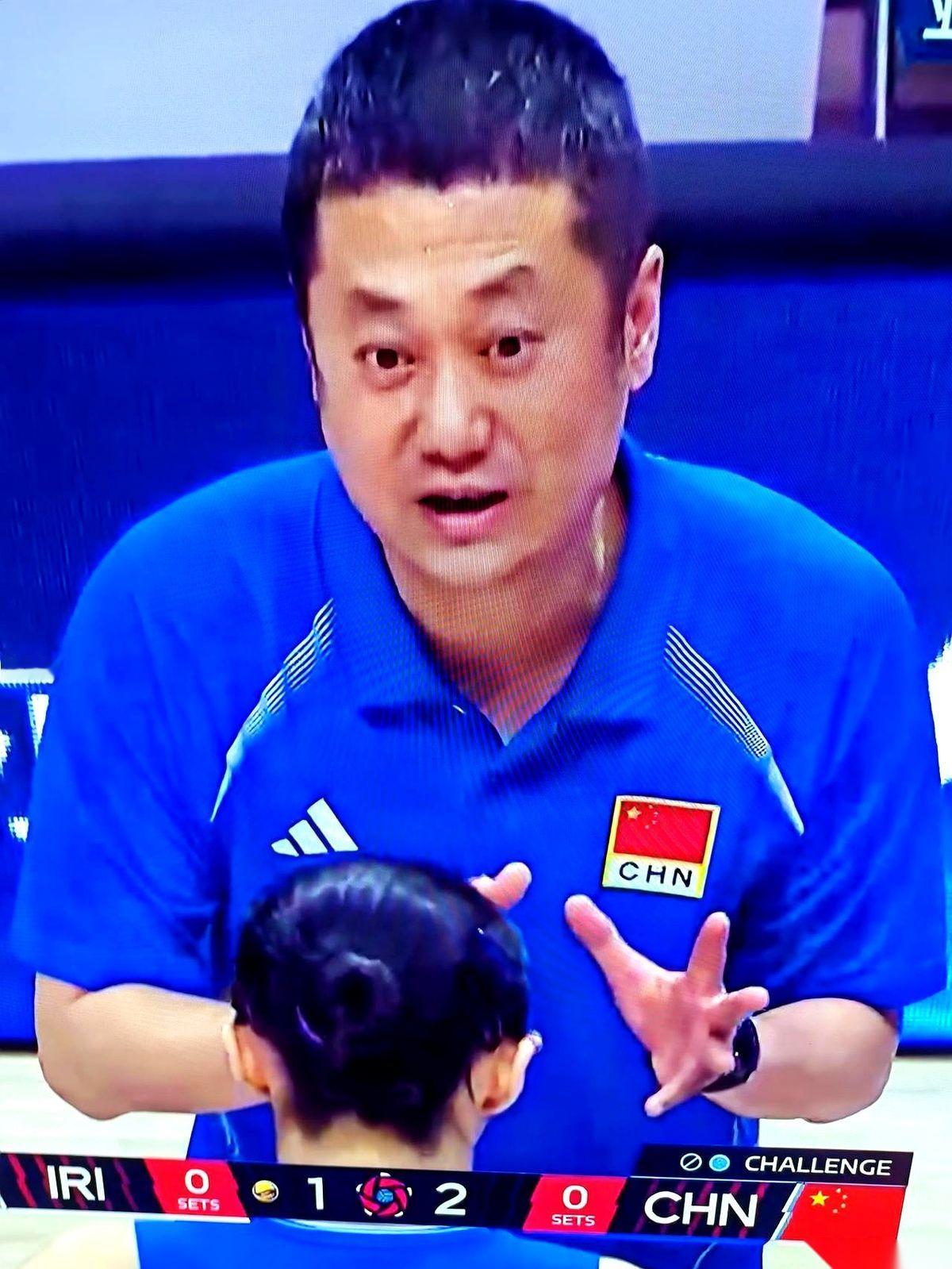 现在网上吵得最凶的，根本不是女排下一场怎么打。
而是逮着主帅赵勇一顿猛捶：你凭什么弃用天才二传张子萱，非要死磕解盛玉？
看着满屏的吐沫星子，我真替老赵觉得憋屈。
大家伙儿急，想赢，我太懂了。天才少女谁不爱看？
可是朋友们，亚锦赛这顿饭才刚吃了一半，淘汰赛的硬骨头还没端上桌呢，现在就在底下掀桌子，是不