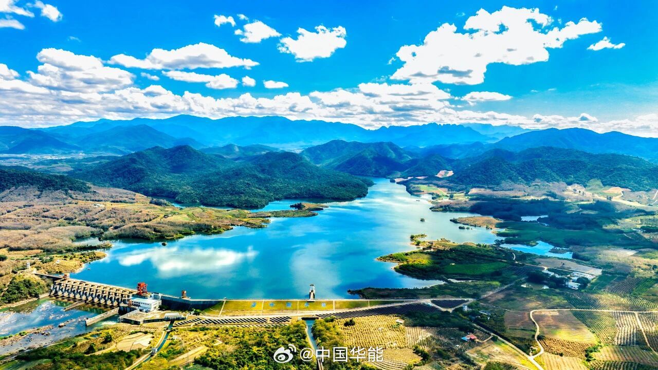 #牢记嘱托#【华能一线党旗红｜这群华能党员守好了戈枕水库大坝】作为海南西部重要的大（2）型水利枢纽，戈枕水库一头连着64.55万亩农田灌溉，一头守护下游数十万群众生命财产安全。
在中国华能“党旗领航、三色担当”党建品牌指引下，华能东方电厂戈枕运维部党支部设立大坝安全党员责任区，由党支部书 ​
