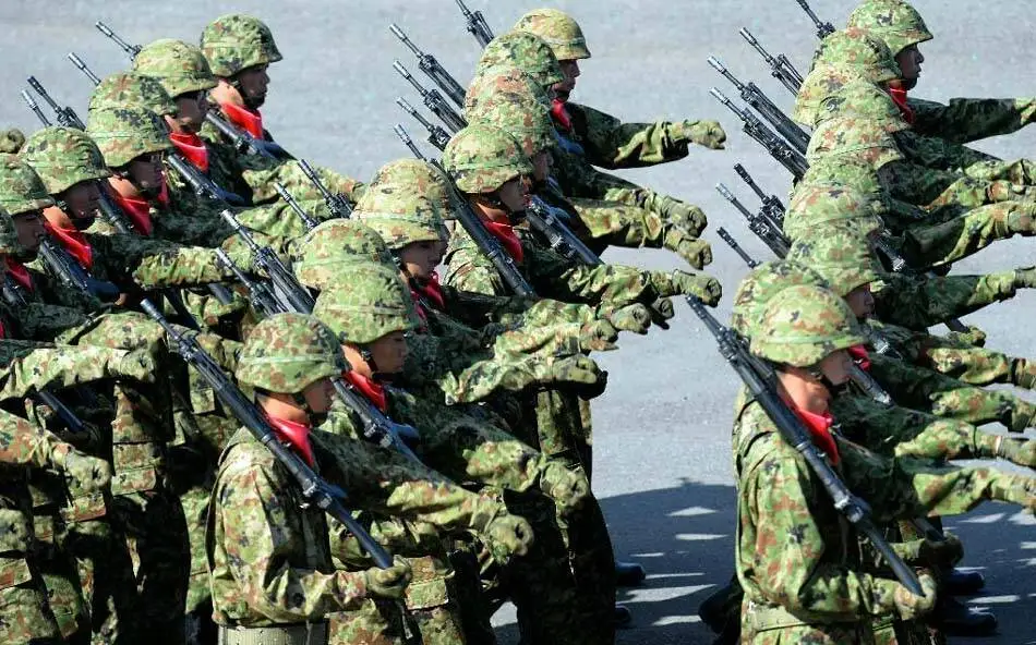 “不设禁忌”的核武讨论：日本是在“捍卫和平”，还是在为战争铺路？

2026年9月28日，日本防卫大臣小泉进次郎在电视节目中说了一句让整个东亚脊背发凉的话：不应排除关于核武器及拥有核动力潜艇的讨论。

他甚至反问：“不设禁忌、不预设结论地展开讨论甚至都不被允许，这与我的危机感有点偏差。” 他还无端扯