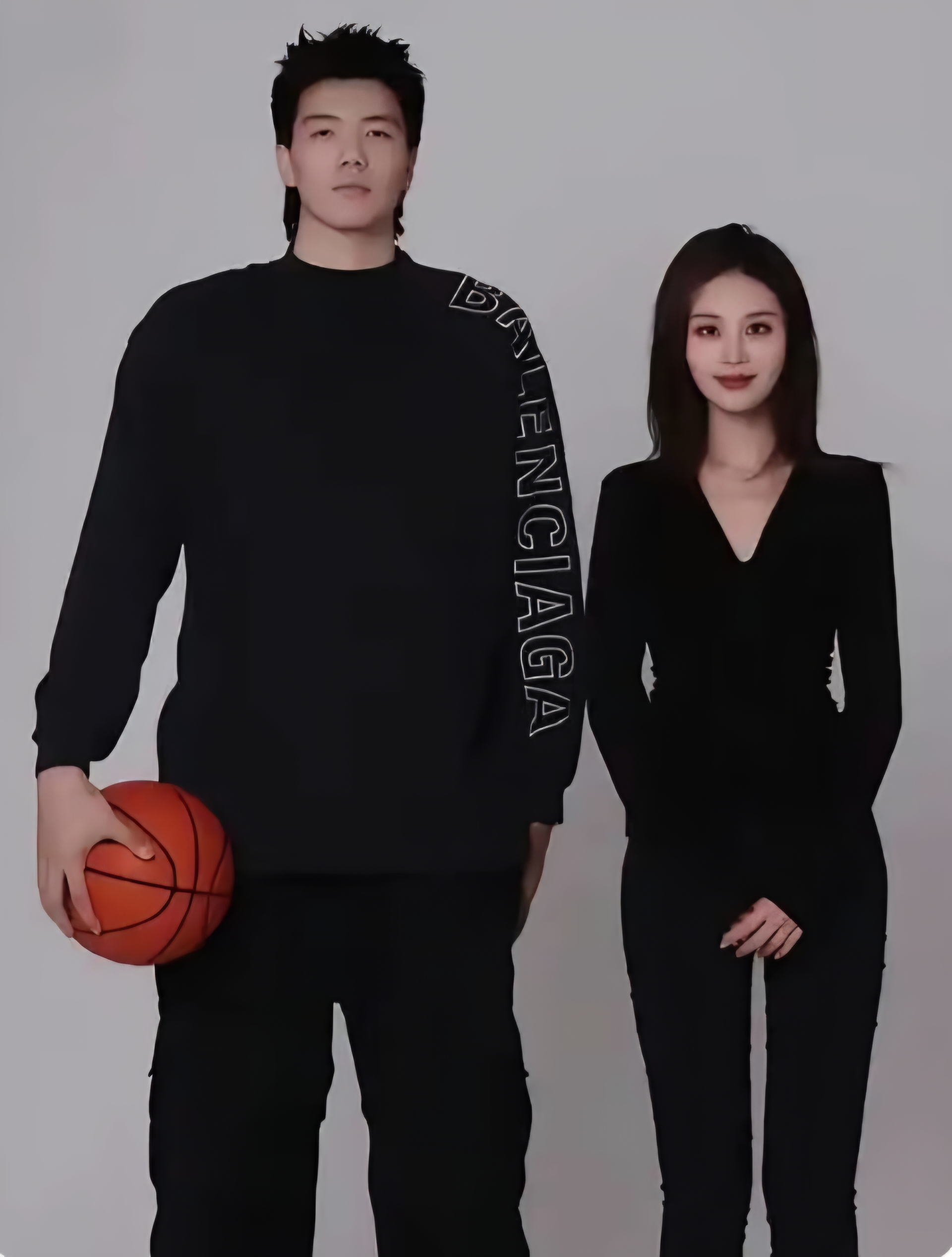 焦泊乔的母亲看着十分年轻，曾是篮球主力中锋。她独自抚养儿子长大，全力支持他打篮球。22岁的焦泊乔，如今已是表现亮眼的篮球选手。
