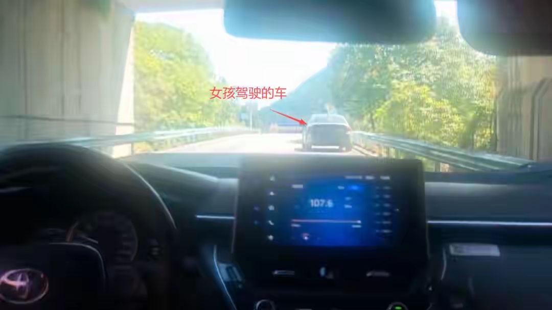 被继母一句话逼上高速的15岁女孩：她说“不害怕”，才是整件事最让人后背发凉的地方


被继母冤枉偷钱，15岁女孩偷钥匙自学开车，从湖南狂飙到贵州。

一个15岁的女孩，凌晨独自驾车从湖南益阳出发，穿过沪昆高速，一路开到贵州凯里。她没有驾驶证，全靠看短视频自学驾驶技术。途中车辆刮蹭了护栏，她没有停。民