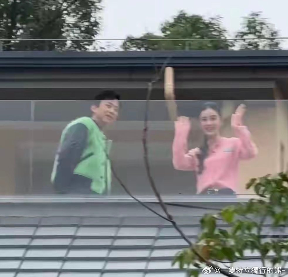 邓超杨颖重庆同框录公益微综艺，时隔多年再度合体，叔侄组合一出现直接梦回初代跑男✨

#邓超杨颖同框梦回跑男# ​
