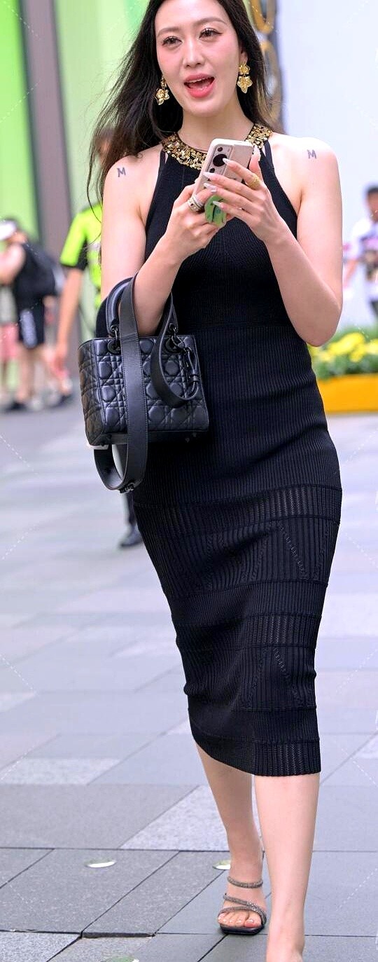 盘点那些魅惑众生的氛围感美女。  今天在街上看到个小姐姐，随手抓拍都像...