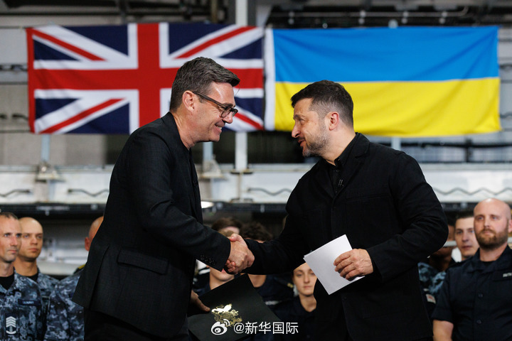 #英法加码对乌军援仍难解燃眉之急##俄称英向乌转让导弹技术是火上浇油#【英法加码对乌军援　难解今冬燃眉之急】英国和法国主导的“志愿联盟”24日在乌克兰首都基辅举行会议，讨论乌克兰防空装备供应等事宜。英法两国领导人在会上承诺加大对乌克兰军事援助力度，包括同乌方分享巡航导弹制造技术以便在乌 ​