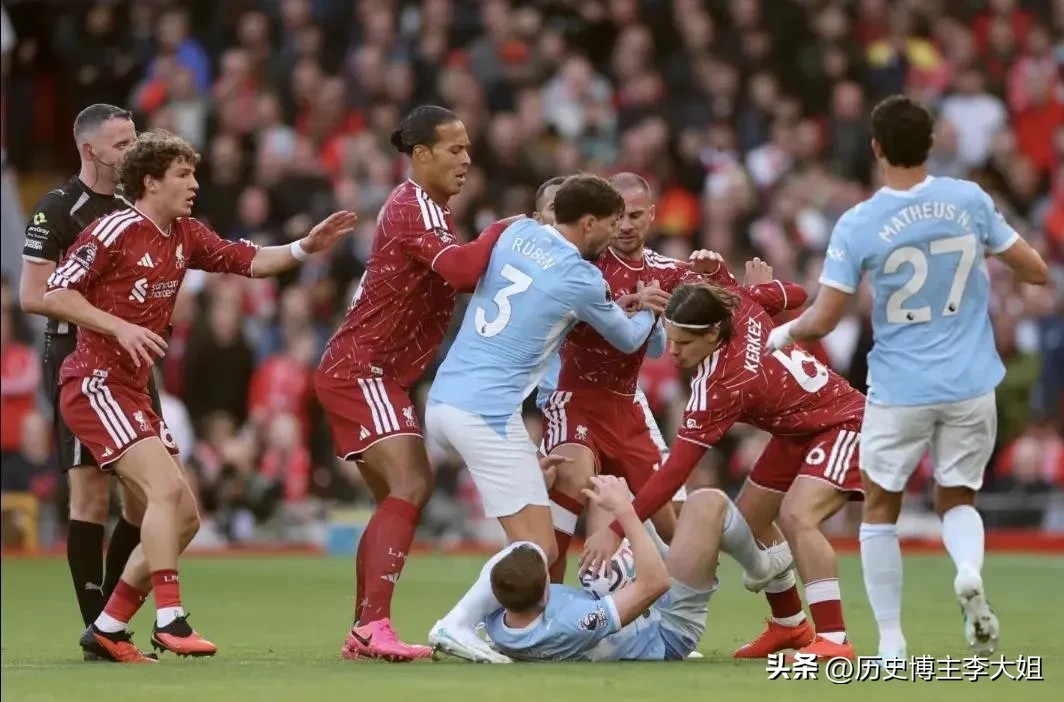 利物浦主场0-3不敌曼城，这场红蓝大战，从首发排兵布阵以及双方主教练的战术安排谈谈个人对比赛直观感受。

利物浦这场最大的麻烦，就是锋线两大主力没法登场。

伊萨克在国家队比赛日大腿拉伤，加克波也有扭伤，两人双双缺席大名单。这直接打乱了利物浦原本的进攻预案。

光看利物浦这套首发，其实就能感觉到利物